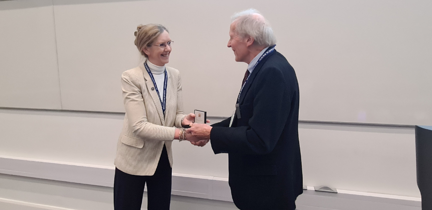 Professor Roger Keynes receives the 2023 Anatomical Society Medal from Professor Tracey Wilkinson, President of the Anatomical Society and the Sands Cox Chair of Anatomy at the University of Birmingham 